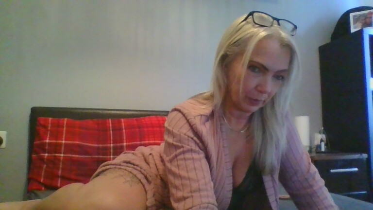 Elly49's Streamate show and profile